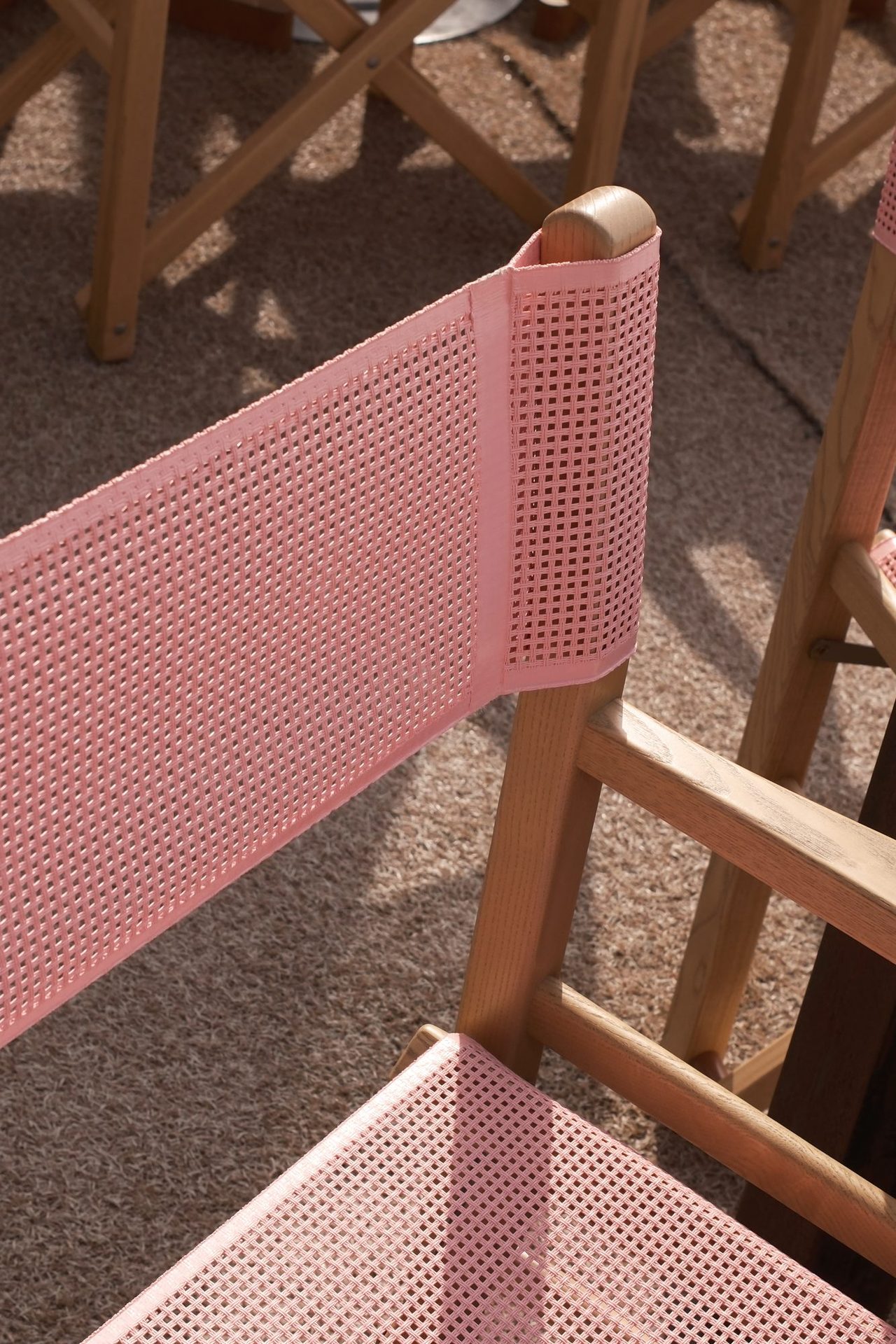 Détail dossier toile tissée rose, fauteuil Ramberti